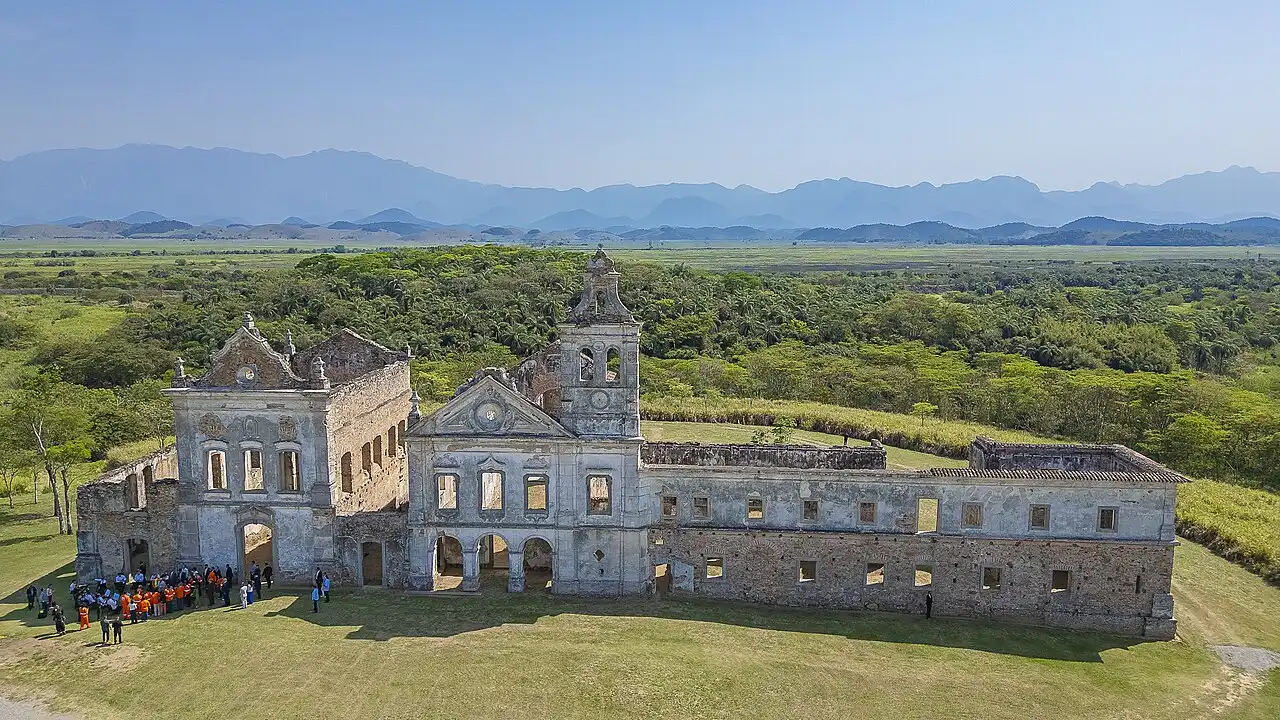 Ruínas do Convento São Boaventura sob sol forte em Itaboraí Ruínas do Convento São Boaventura sob sol forte em Itaboraí