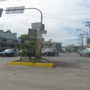 Vista do Centro de Itaboraí com igreja, praça e céu nublado