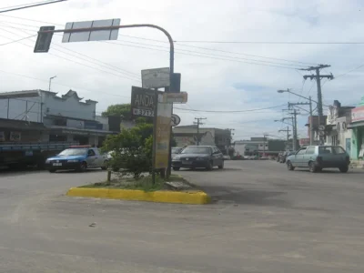 Vista do Centro de Itaboraí com igreja, praça e céu nublado