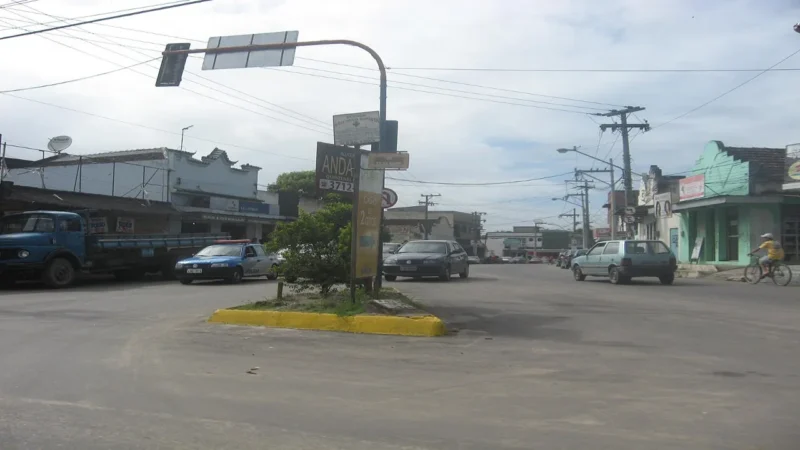Vista do Centro de Itaboraí com igreja, praça e céu nublado
