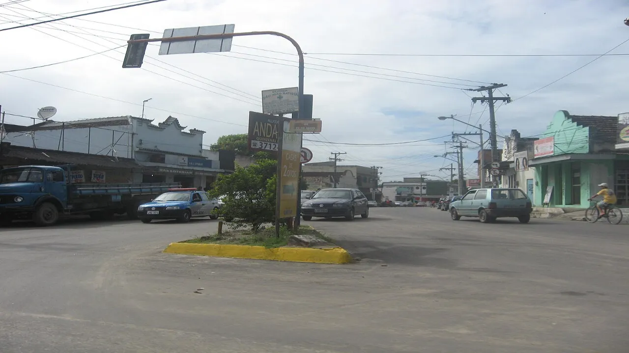 Vista do Centro de Itaboraí com igreja, praça e céu nublado Vista do Centro de Itaboraí com igreja, praça e céu nublado