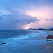 Céu carregado e chuva em Ponta Negra, Maricá
