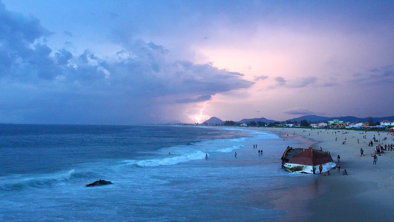 Céu carregado e chuva em Ponta Negra, Maricá