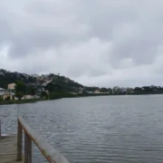 Céu encoberto por nuvens escuras sobre lagoa em Niterói, no Rio de Janeiro.