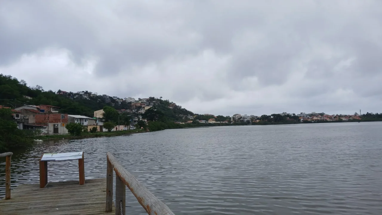 Céu encoberto por nuvens escuras sobre lagoa em Niterói, no Rio de Janeiro.