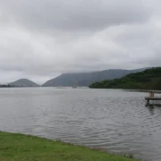 Vista de Niterói com céu nublado, ilustrando a previsão de chuva nesta quarta-feira.