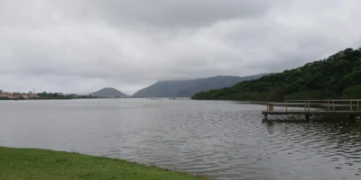 Vista de Niterói com céu nublado, ilustrando a previsão de chuva nesta quarta-feira.