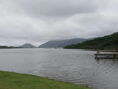 Vista de Niterói com céu nublado, ilustrando a previsão de chuva nesta quarta-feira.