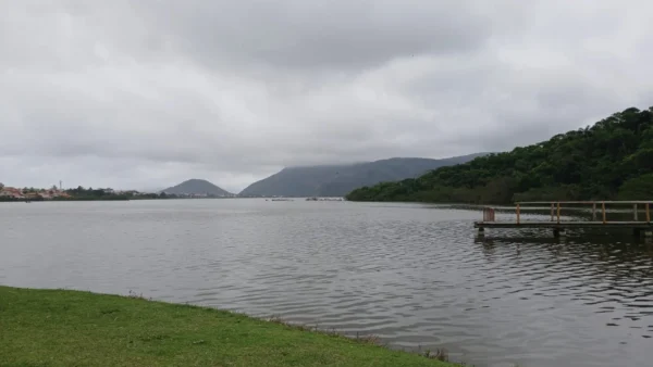 Vista de Niterói com céu nublado, ilustrando a previsão de chuva nesta quarta-feira.