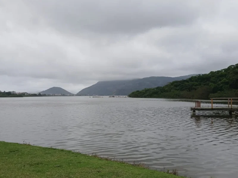 Vista de Niterói com céu nublado, ilustrando a previsão de chuva nesta quarta-feira.