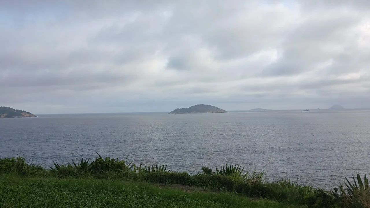 Céu nublado sobre o litoral de Niterói nesta quarta-feira Céu nublado sobre o litoral de Niterói nesta quarta-feira