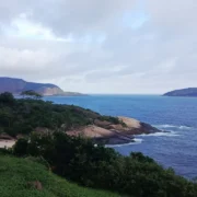 Litoral de Niterói sob céu nublado antes da chegada da chuva