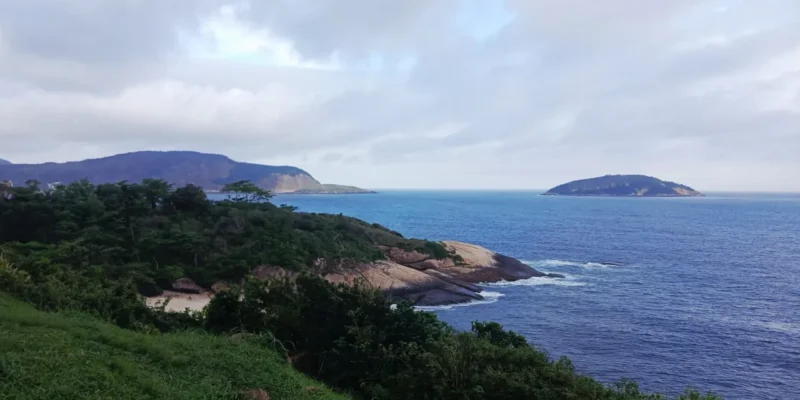 Litoral de Niterói sob céu nublado antes da chegada da chuva