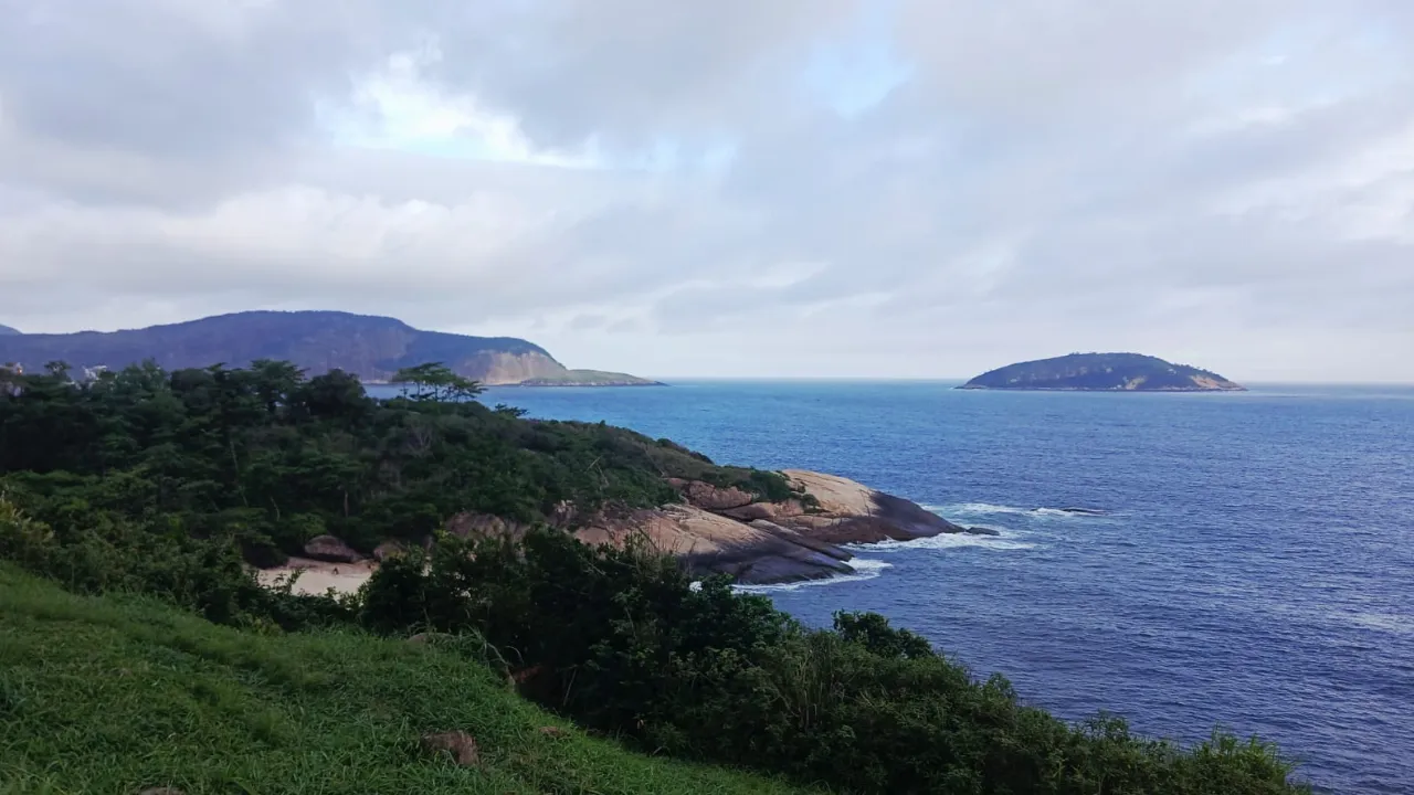 Litoral de Niterói sob céu nublado antes da chegada da chuva
