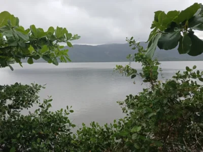 Vista panorâmica de Niterói com céu nublado, ilustrando a previsão de tempestade neste domingo.