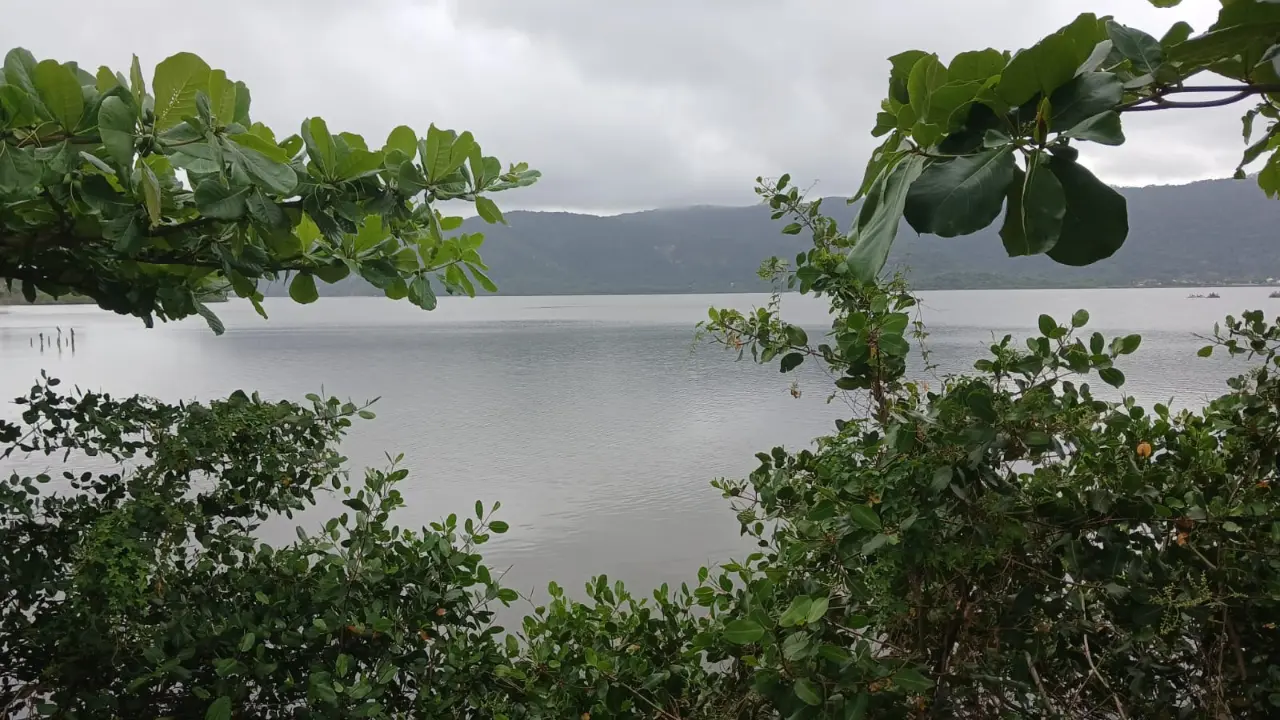 Vista panorâmica de Niterói com céu nublado, ilustrando a previsão de tempestade neste domingo.