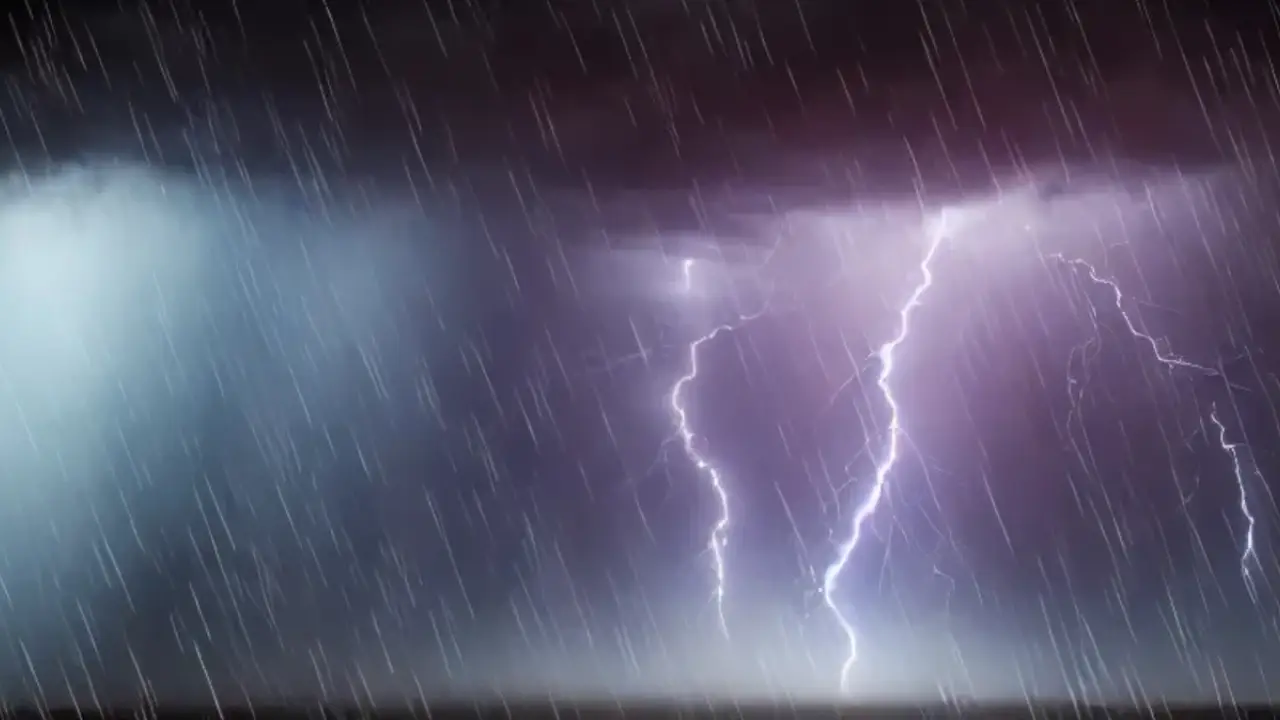 Raios iluminam o céu escuro durante uma tempestade, com chuva intensa e nuvens carregadas.
