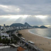 Orla de Copacabana sob céu nublado no Rio de Janeiro