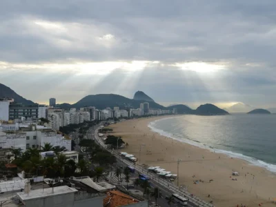 Orla de Copacabana sob céu nublado no Rio de Janeiro