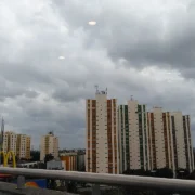 Vista do bairro de Alcântara, em São Gonçalo, com área urbana e céu ao fundo