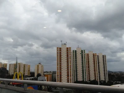 Vista do bairro de Alcântara, em São Gonçalo, com área urbana e céu ao fundo