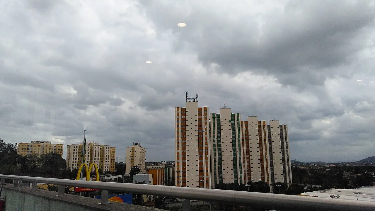 Vista do bairro de Alcântara, em São Gonçalo, com área urbana e céu ao fundo