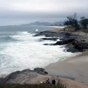 Praia de Saquarema sob céu nublado e mar agitado