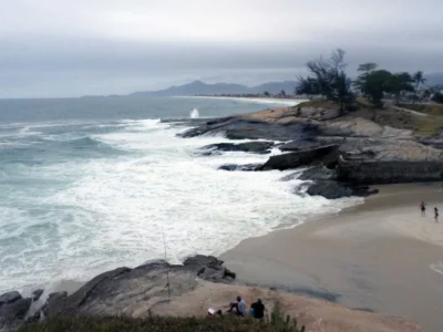 Praia de Saquarema sob céu nublado e mar agitado