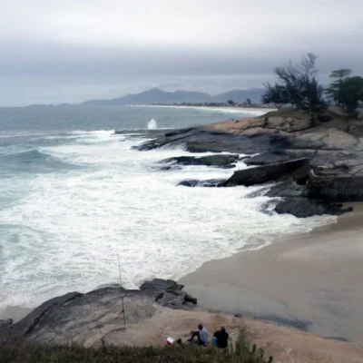 Praia de Saquarema sob céu nublado e mar agitado