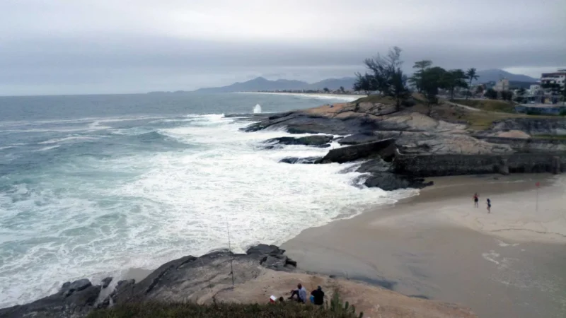 Praia de Saquarema sob céu nublado e mar agitado