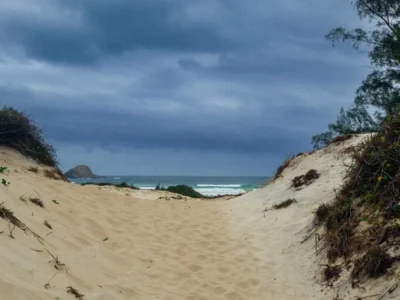 Praia de Saquarema sob céu carregado e nuvens de chuva