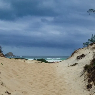 Praia de Saquarema sob céu carregado e nuvens de chuva
