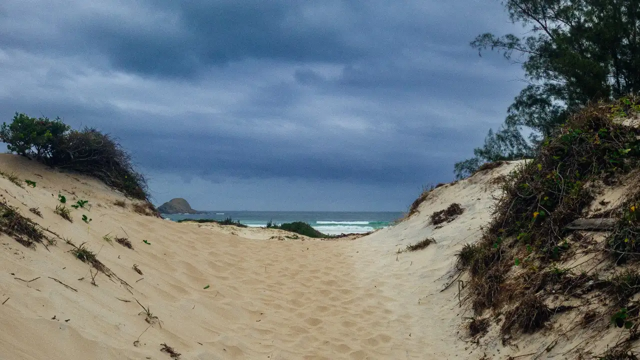 Praia de Saquarema sob céu carregado e nuvens de chuva