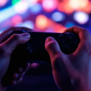 Cartas, peças de Mahjong e componentes de jogos sobre uma mesa
