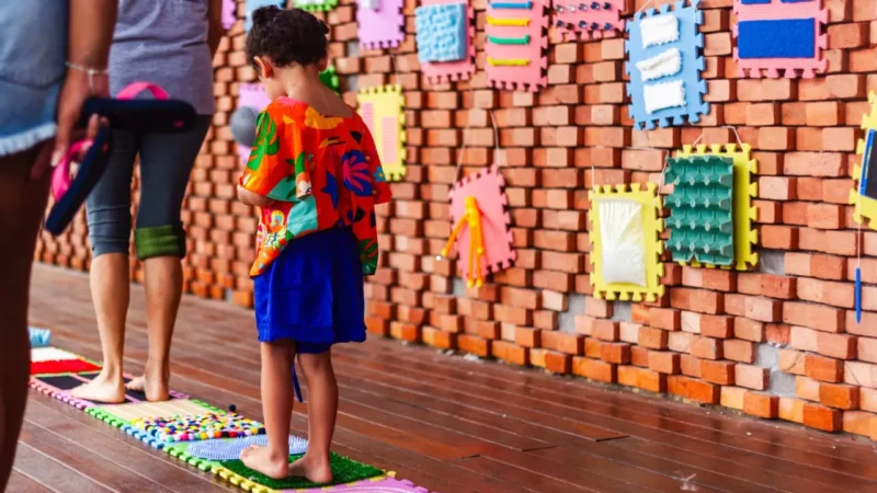 Crianças e famílias participam de atividade inclusiva em Piratininga