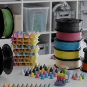 Peças impressas em 3D com diferentes tonalidades obtidas pelo sistema Prusa ColorMix.
