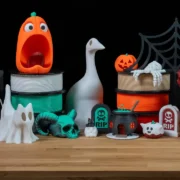 Modelos de fantasmas produzidos por impressão 3D com a ferramenta Ghost Studio, apresentada pela Prusa para o Halloween 2026.