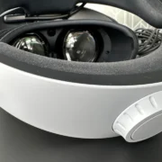PlayStation VR2 com visor e lentes em destaque, mostrando o headset utilizado para ajustar a nitidez da imagem em realidade virtual.