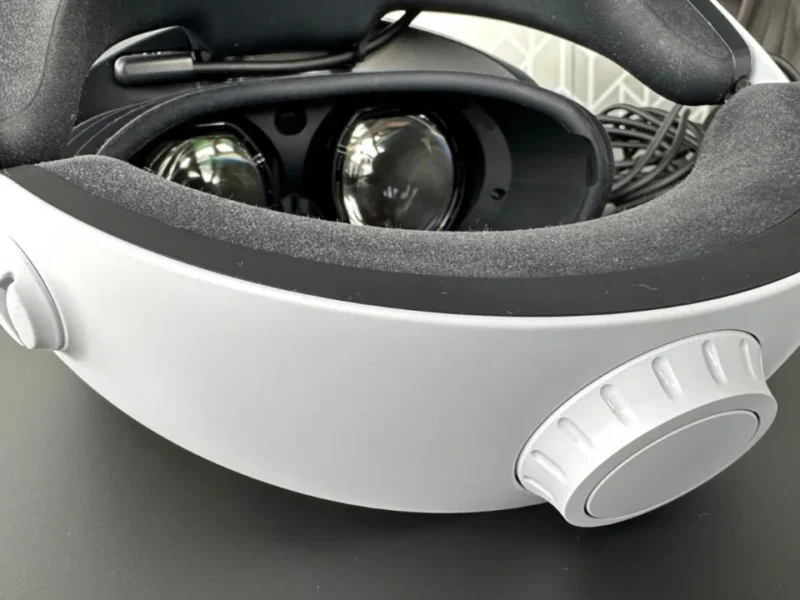 PlayStation VR2 com visor e lentes em destaque, mostrando o headset utilizado para ajustar a nitidez da imagem em realidade virtual.