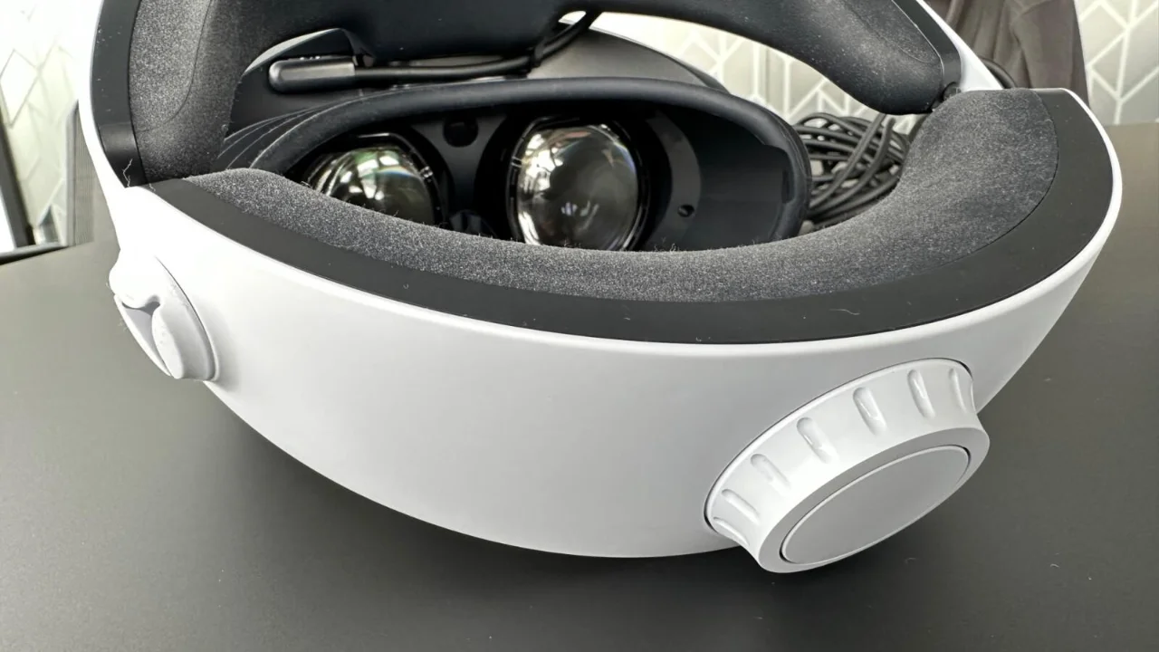 PlayStation VR2 com visor e lentes em destaque, mostrando o headset utilizado para ajustar a nitidez da imagem em realidade virtual.