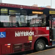 Ônibus municipais de Niterói durante operação do transporte público