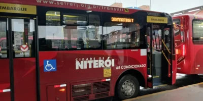 Ônibus municipais de Niterói durante operação do transporte público