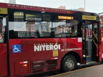 Ônibus municipais de Niterói durante operação do transporte público