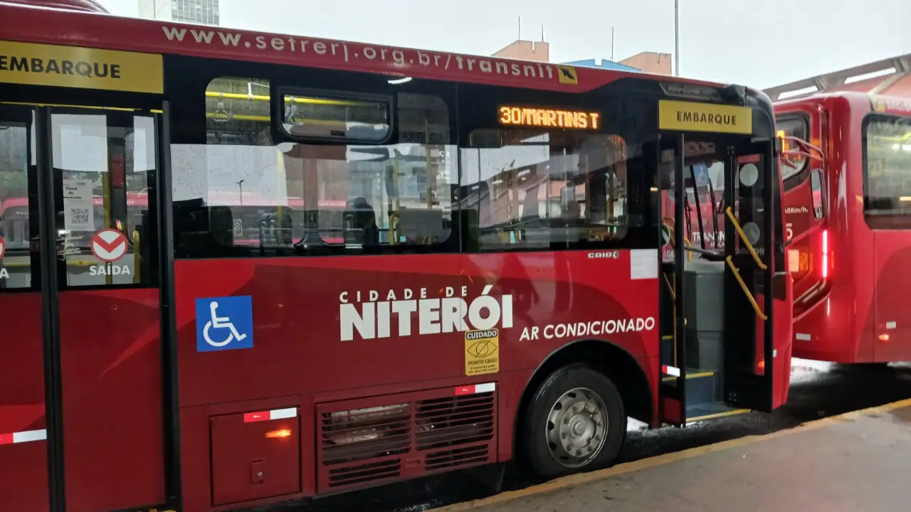 Ônibus municipais de Niterói durante operação do transporte público