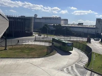 Ônibus municipais no Terminal Gentileza, no Rio de Janeiro