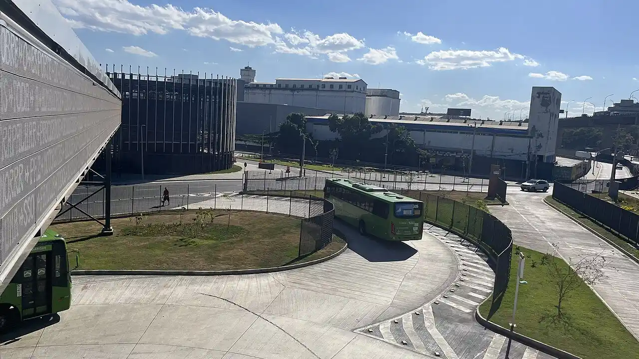 Ônibus municipais no Terminal Gentileza, no Rio de Janeiro