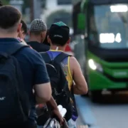 Passageiros usam transporte gratuito nas Eleições 2026 no Rio de Janeiro