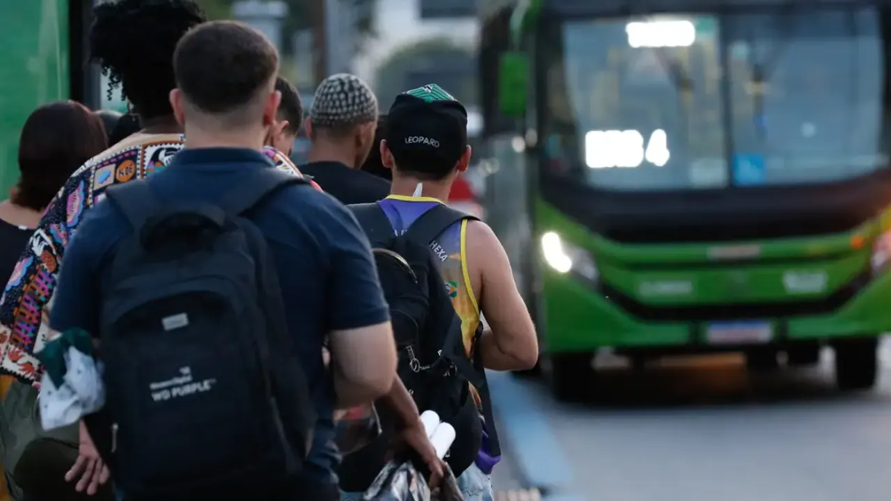 Passageiros usam transporte gratuito nas Eleições 2026 no Rio de Janeiro