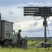 Radar SABER M60 do Exército Brasileiro, com antena de vigilância aérea montada em estrutura de apoio.