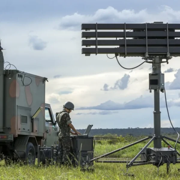 Radar SABER M60 do Exército Brasileiro, com antena de vigilância aérea montada em estrutura de apoio.
